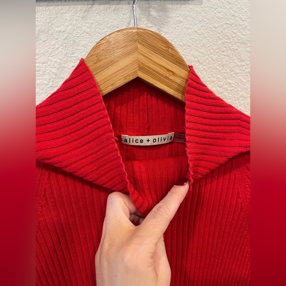 Alice + Olivia Irena Cropped Mock Neck - Picture 4 of 5